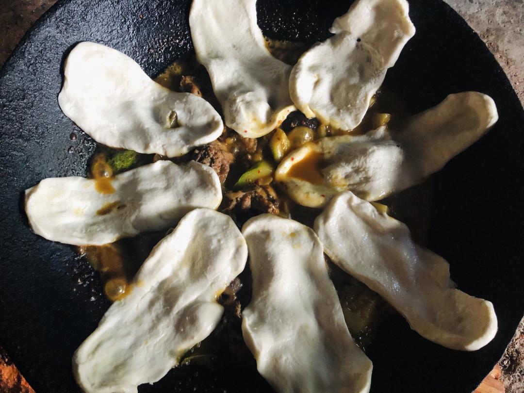 地锅鸡，教你贴饼子好吃的小技巧~