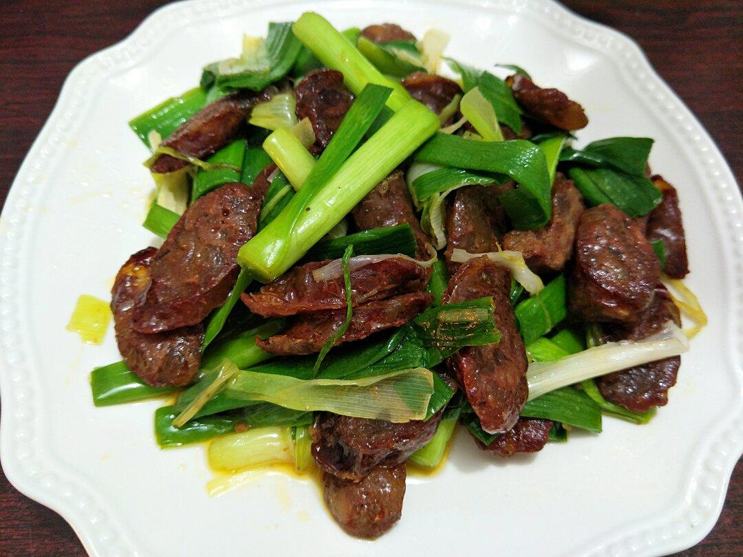 蒜叶炒香肠