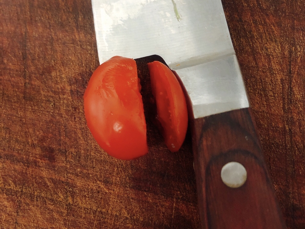 简单漂亮的摆盘—番茄小兔子的做法 步骤3