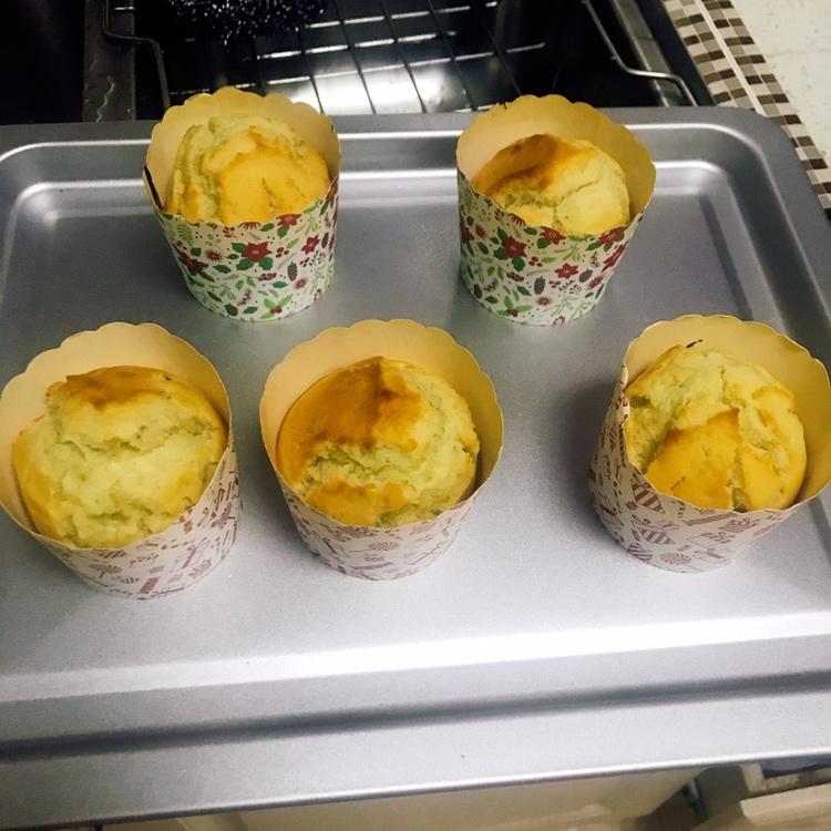香蕉马芬纸杯蛋糕黑加仑干花生碎
