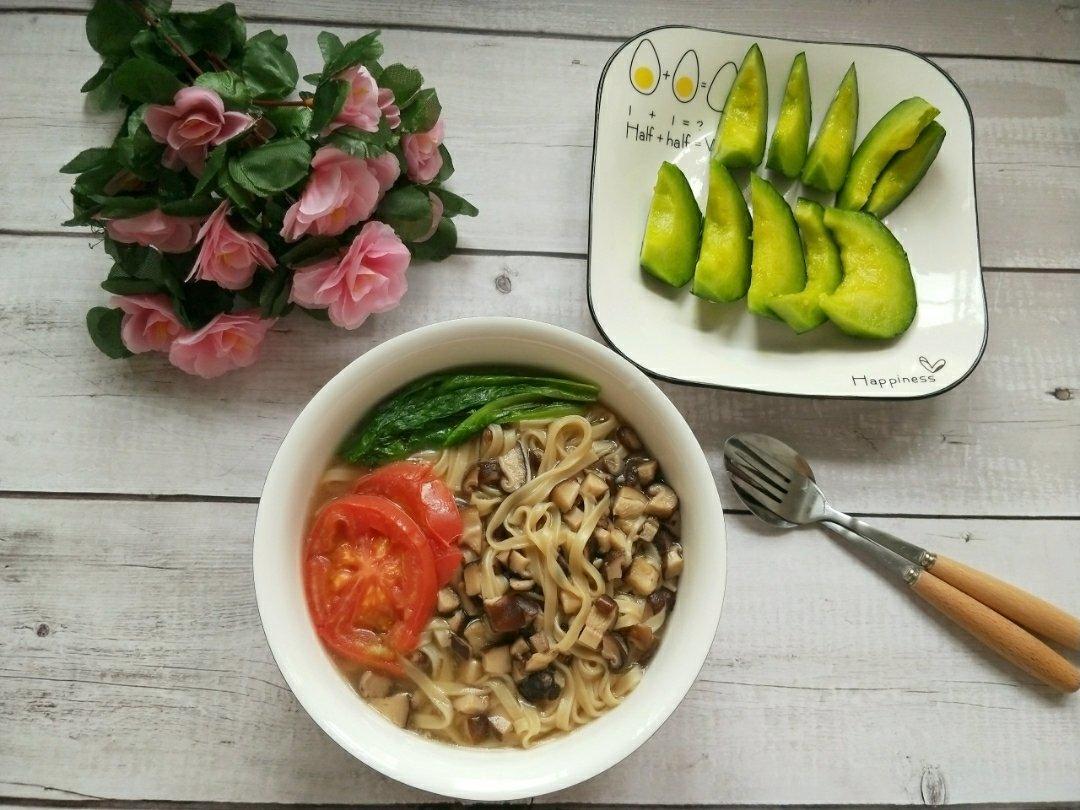 菌汤面条 看得见的香菇 尝得到的鲜美 这才是真正的菌汤