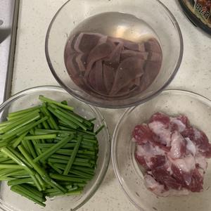 猪肝、粉肠、瘦肉汤的做法 步骤1
