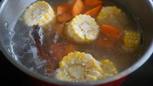 胡萝卜玉米鸭架汤的做法 步骤6