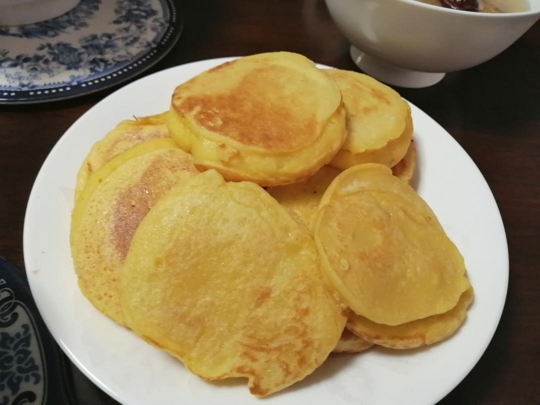 手不沾面做松软的玉米面小饼