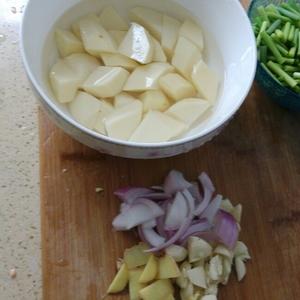 鸡腿顿土豆的做法 步骤2