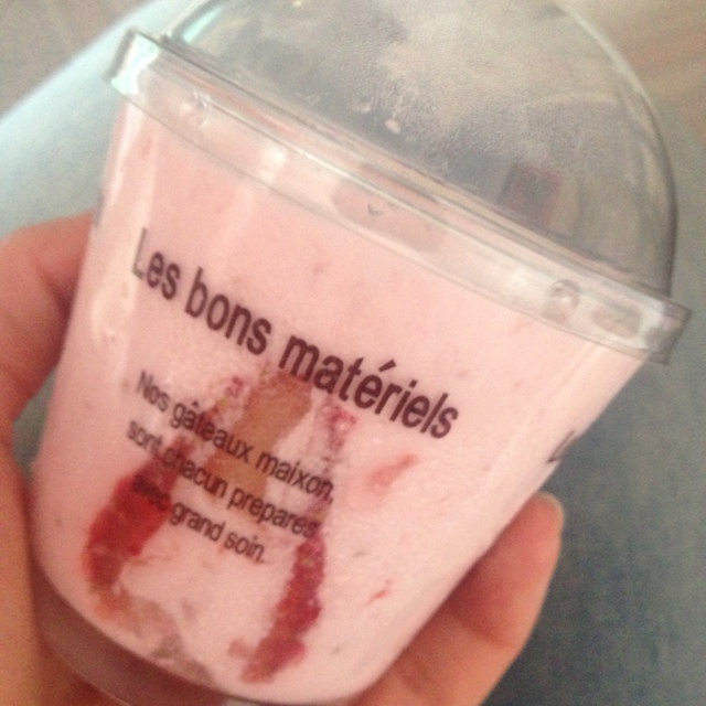 初夏的草莓慕斯杯