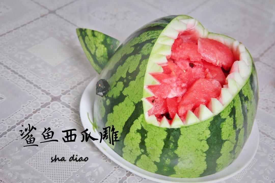 超级酷炫的鲨鱼西瓜雕