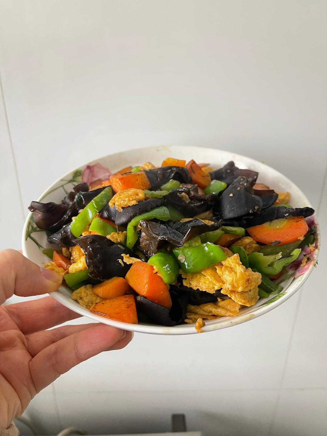 这么搭配也太香了！青椒胡萝卜木耳炒鸡蛋