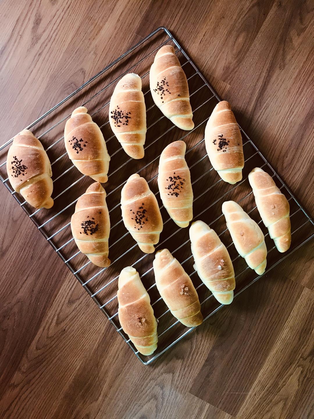海盐牛角包🥐｜日式盐可颂 直接法面包的做法
