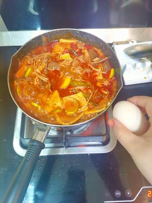 韩国料理：韩式牛肉辣汤的做法 步骤5