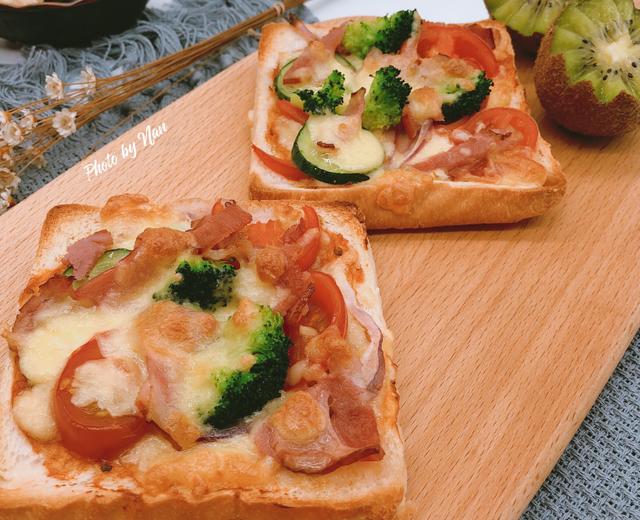 没有披萨饼底也可以做披萨 培根吐司小披萨的做法