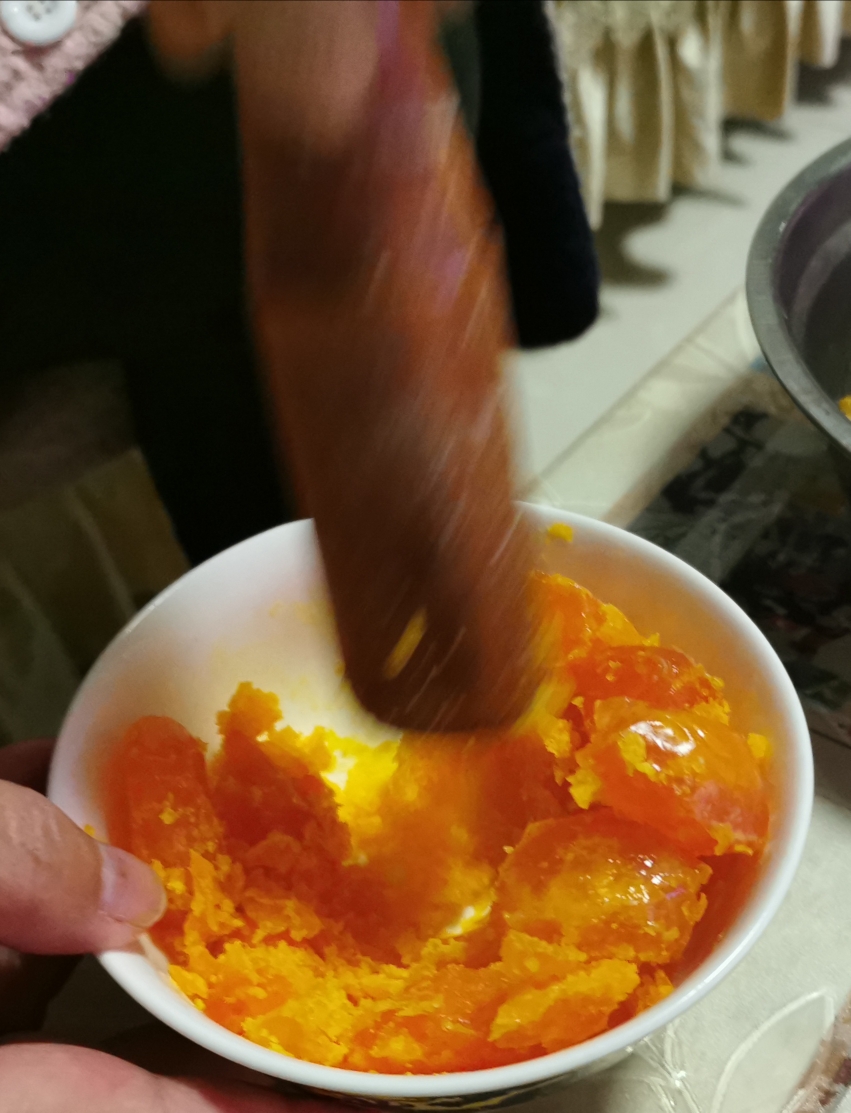 咸蛋黄一口酥的做法 步骤1