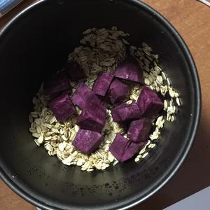 紫薯燕麦牛奶粥（宿舍版）的做法 步骤1