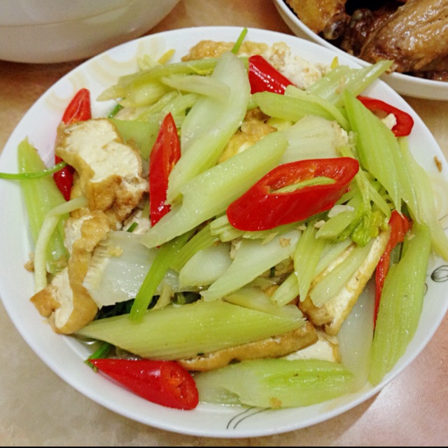 素菜：芹菜炒豆腐干