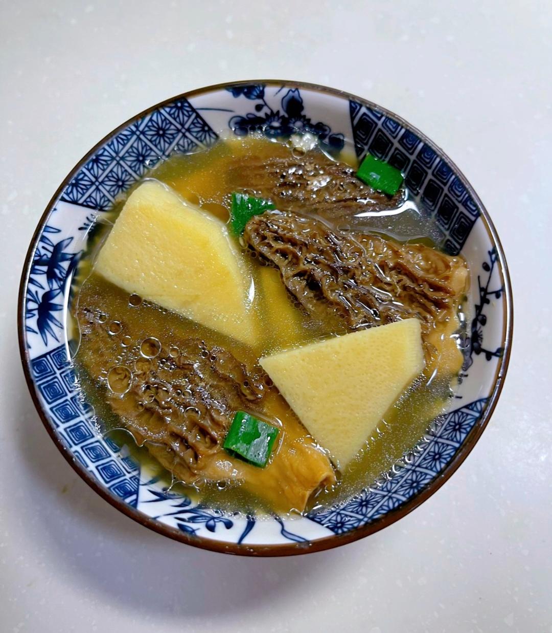营养又鲜美的羊肚菌鲜笋汤的做法
