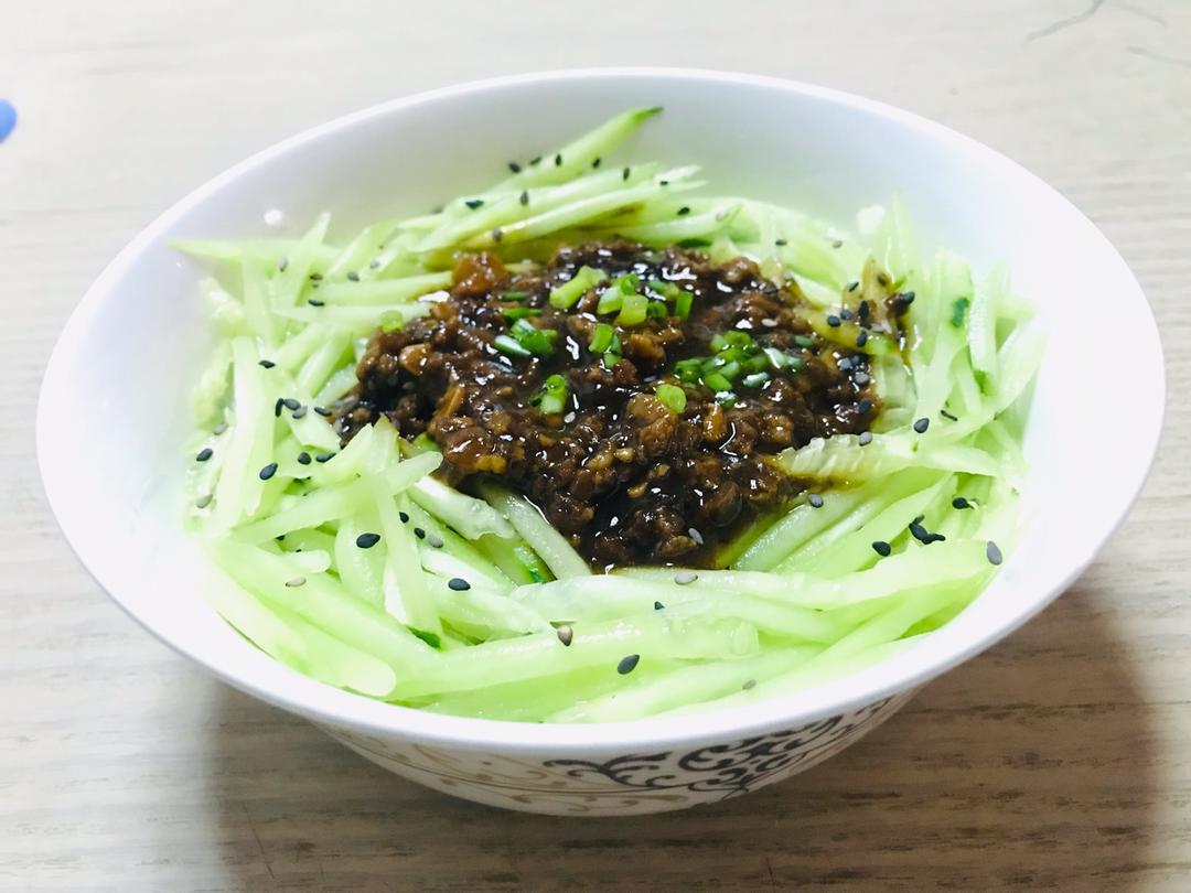 我发誓这将是你吃过最好吃的炸酱面，一口下去回味无穷！！！