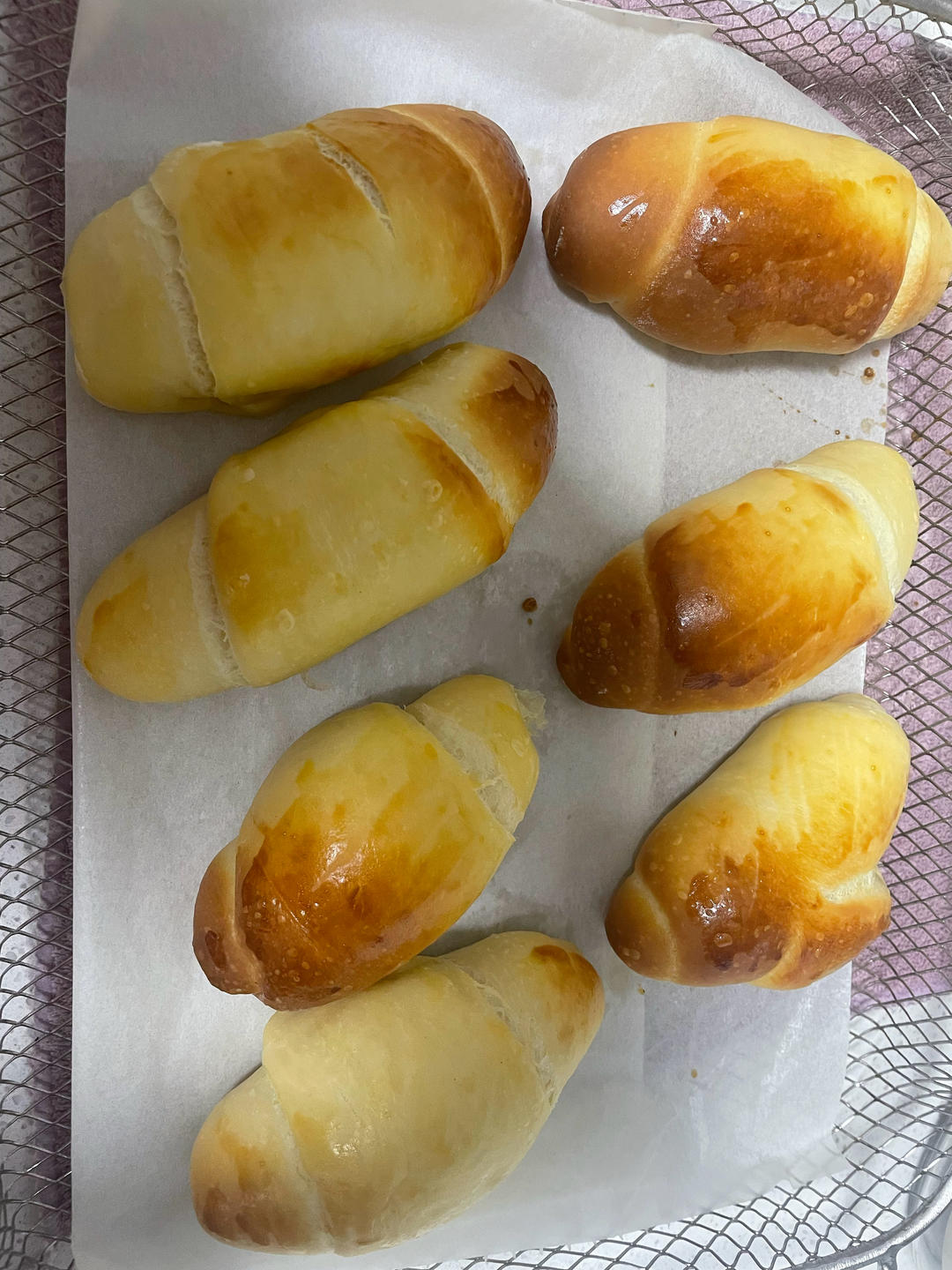 又香又软又拉丝，咬一口奶香十足！超治愈的淡奶油波兰种小餐包