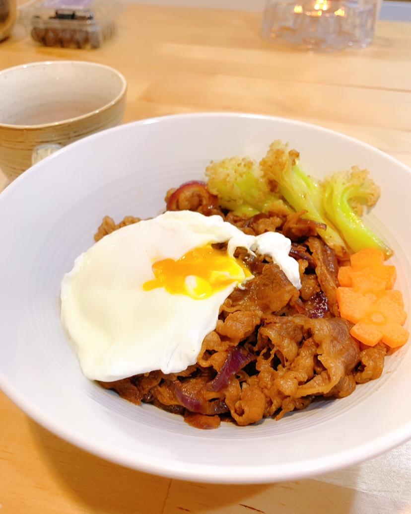 牛丼温泉卵入り（日式温泉蛋牛肉饭）