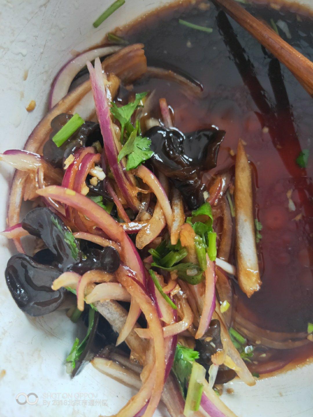 凉拌洋葱木耳