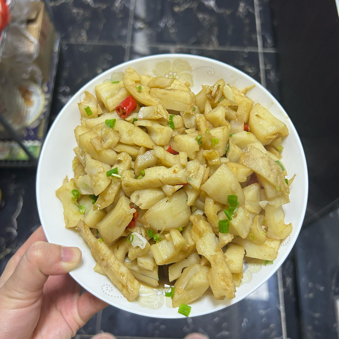 没胃口的时候就做这个酸辣藕丁，酸辣脆爽，简单好吃又下饭
