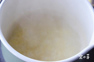 宝宝辅食：营养彩蔬肉沫小米粥的做法 步骤1