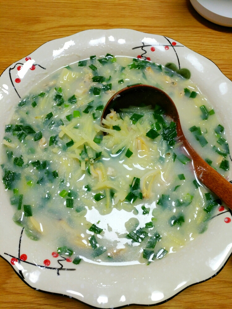 鲜美的土豆丝蛤蜊汤