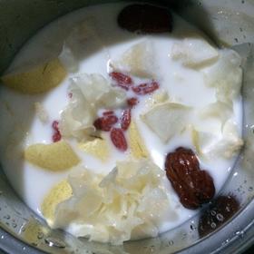 银耳雪梨红枣枸杞牛奶