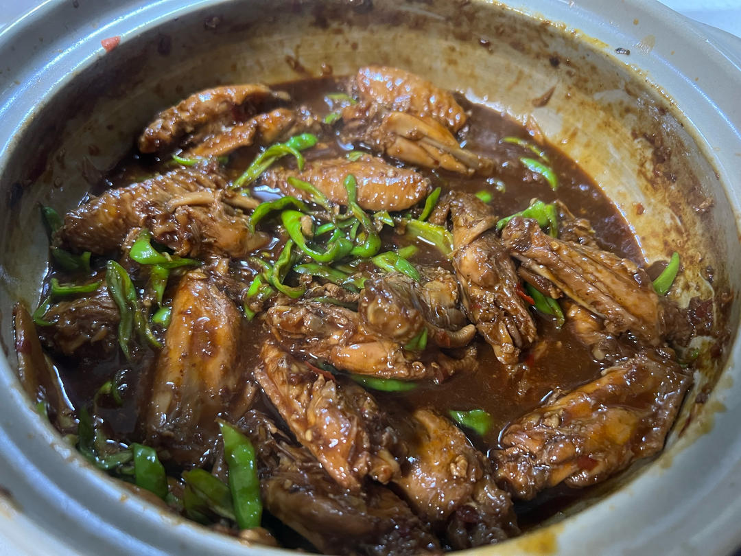 长相普通味道惊人的香辣鸡翅煲的做法