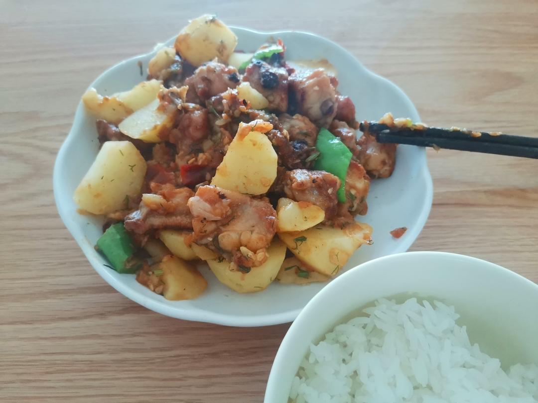 火烧云招牌菜【土豆油焖鸡】！咕噜一锅煮，香到没边！
