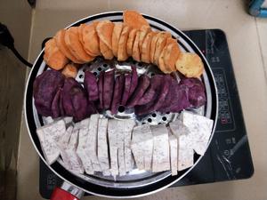 自制芋圆 😋芋圆烧仙草西米红豆水果捞，夏天与甜品绝配的做法 步骤2