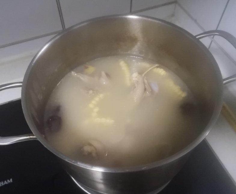 超下奶补气补血猪蹄汤