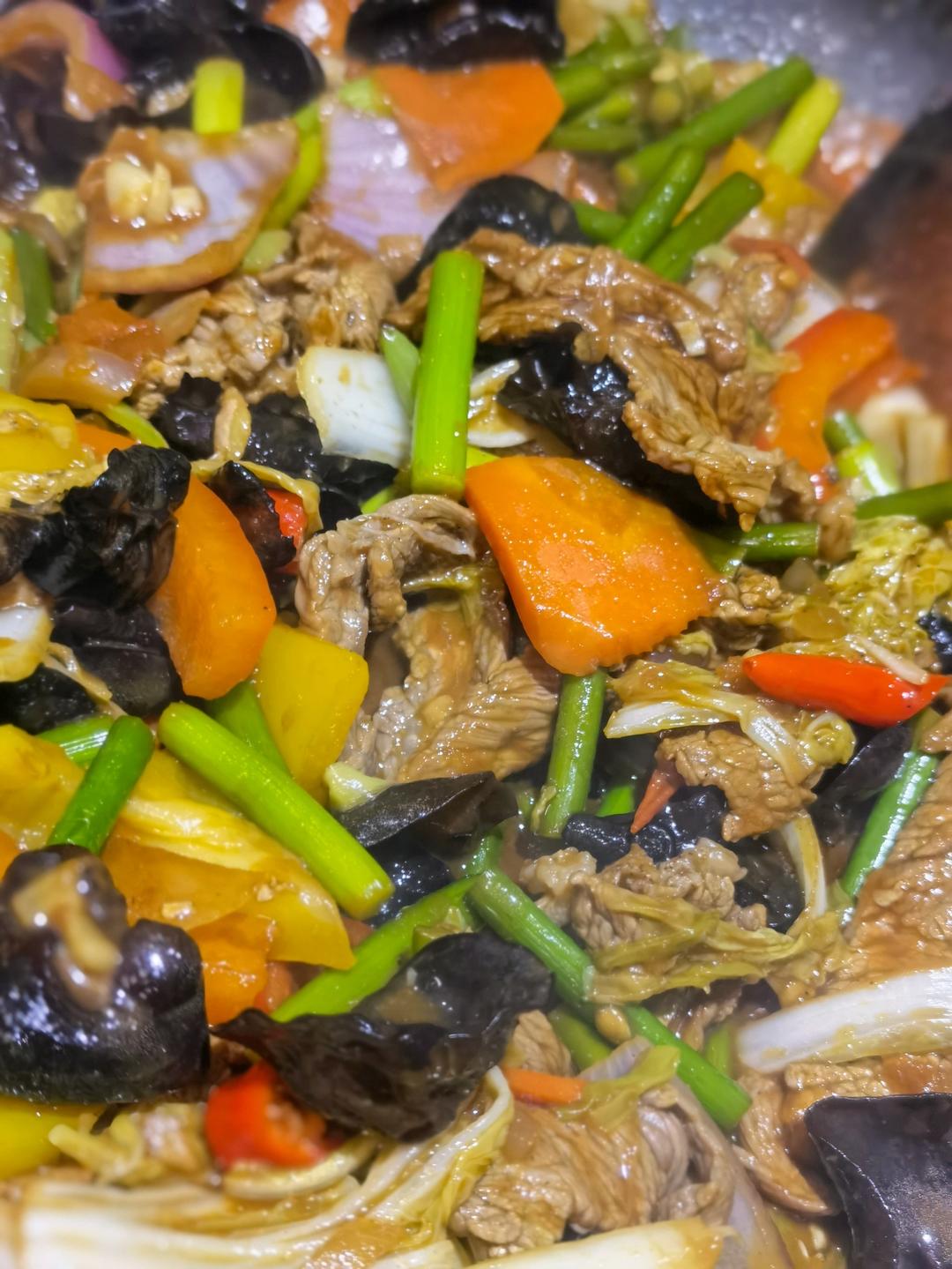 新疆过油肉拌面