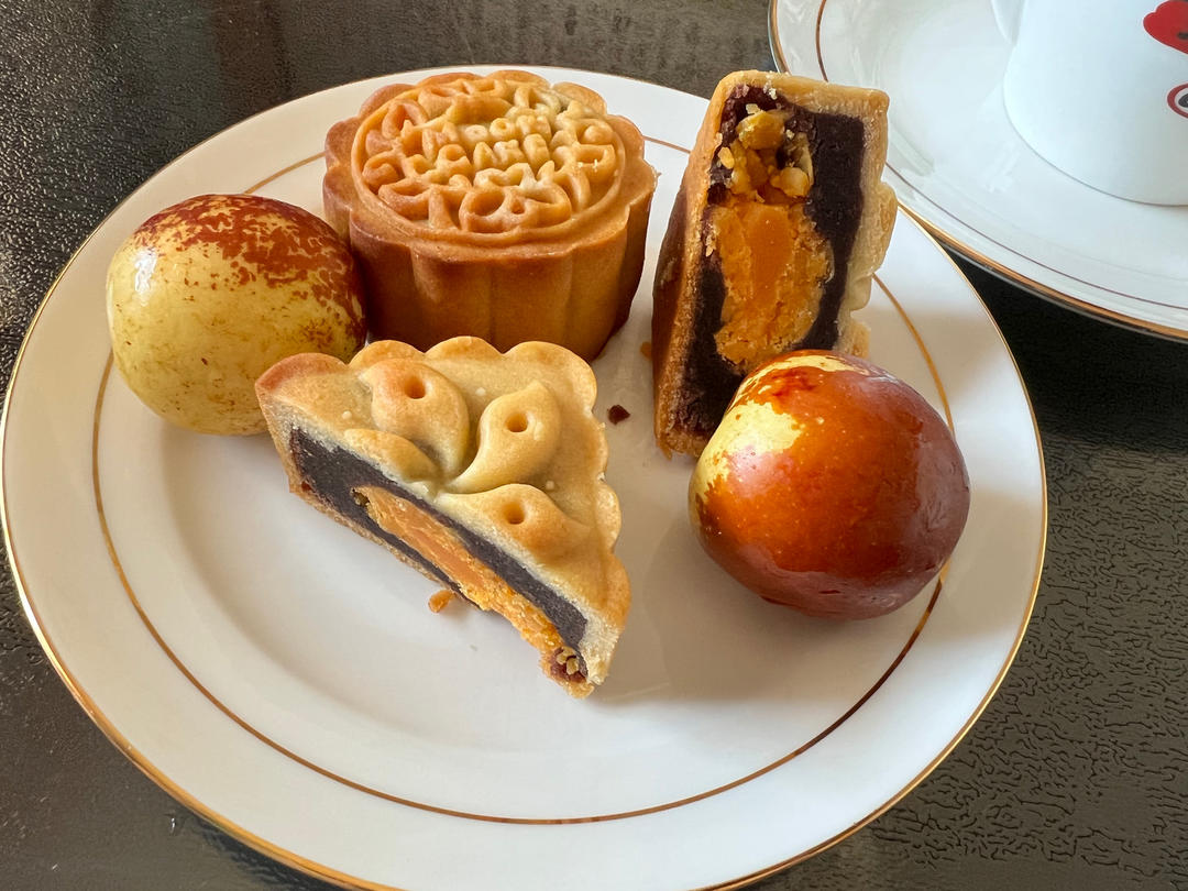 广式月饼—蛋黄芝麻月饼