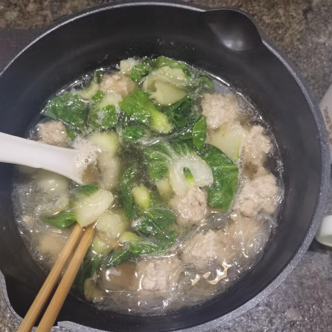 鲜掉舌头的汆丸子（菠菜粉丝汤）