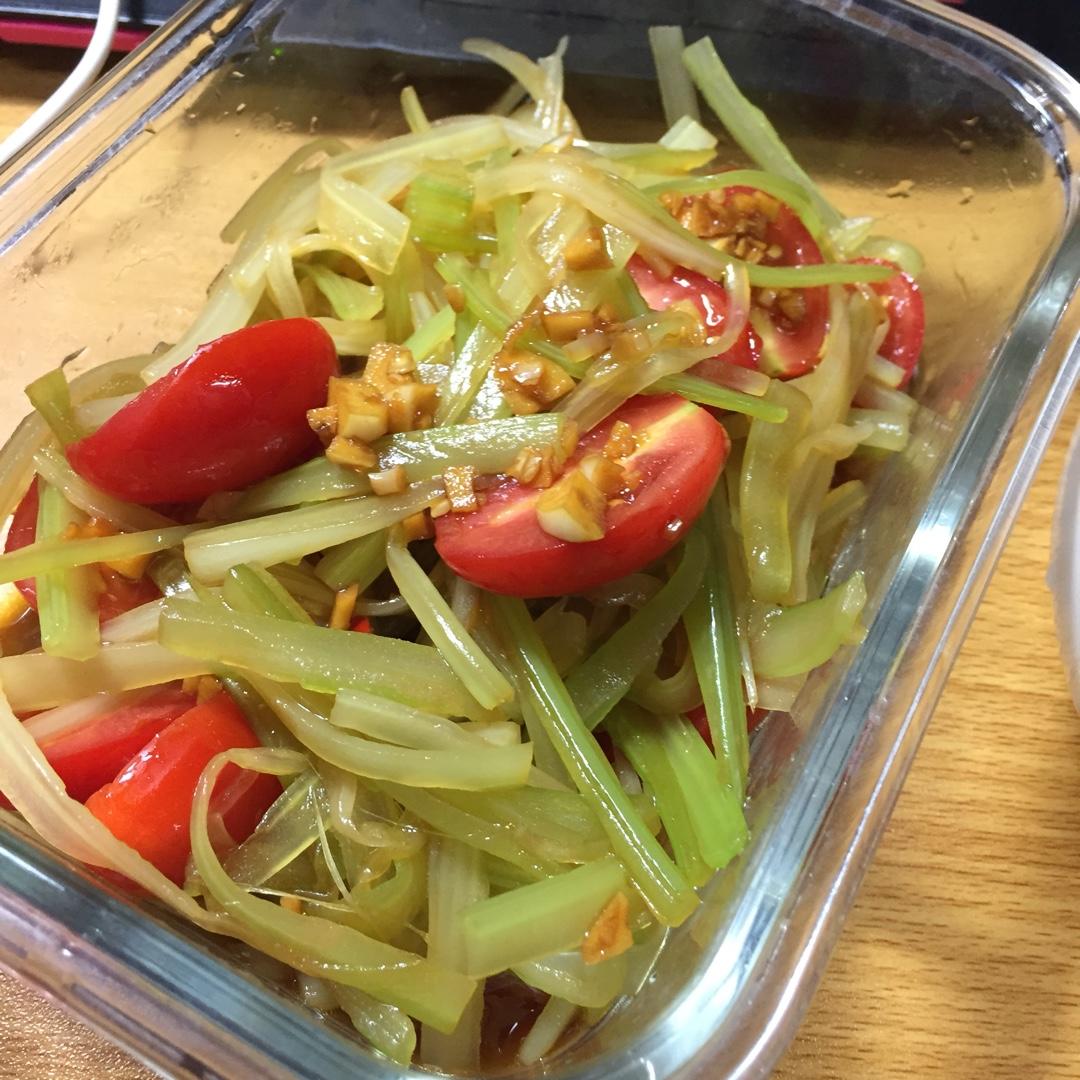 凉拌西芹丝——过节清肠减脂菜