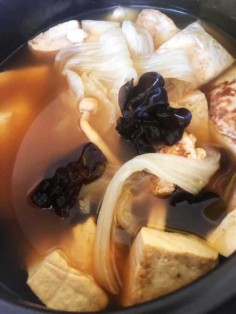 鲜菇豆腐煲