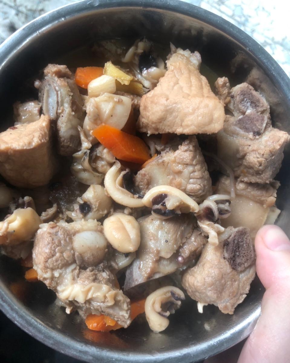 铖苒做的鲜墨鱼排骨汤