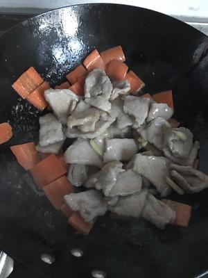 青椒胡萝卜炒大肉片的做法 步骤7