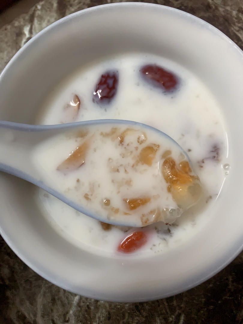 桃胶雪燕皂角米炖牛奶