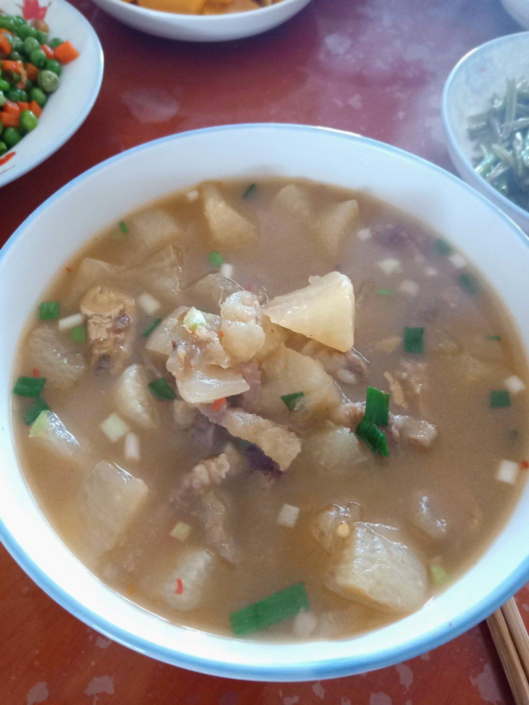 冬日萝卜牛杂煲