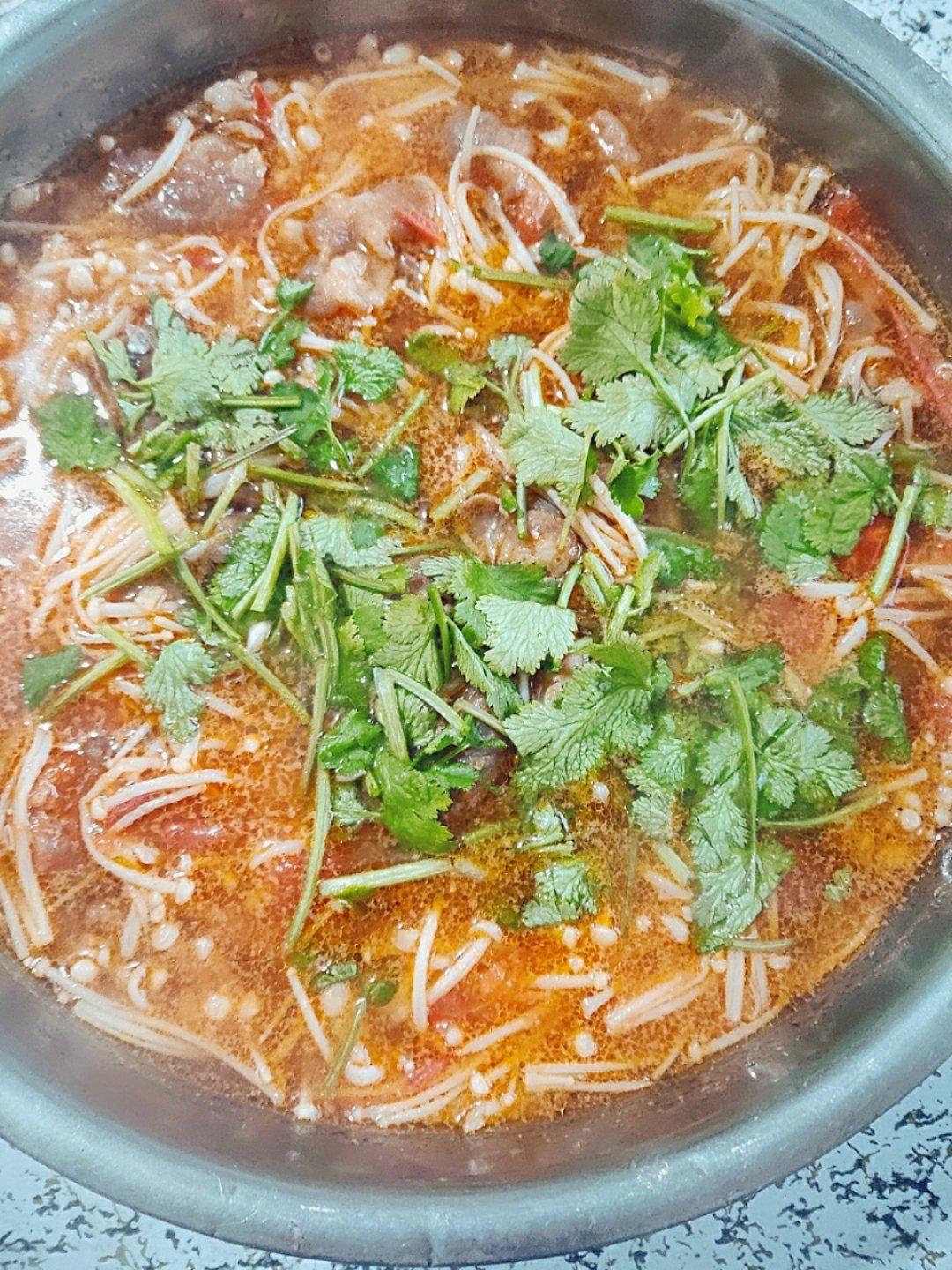 【金针菇番茄肥牛锅】