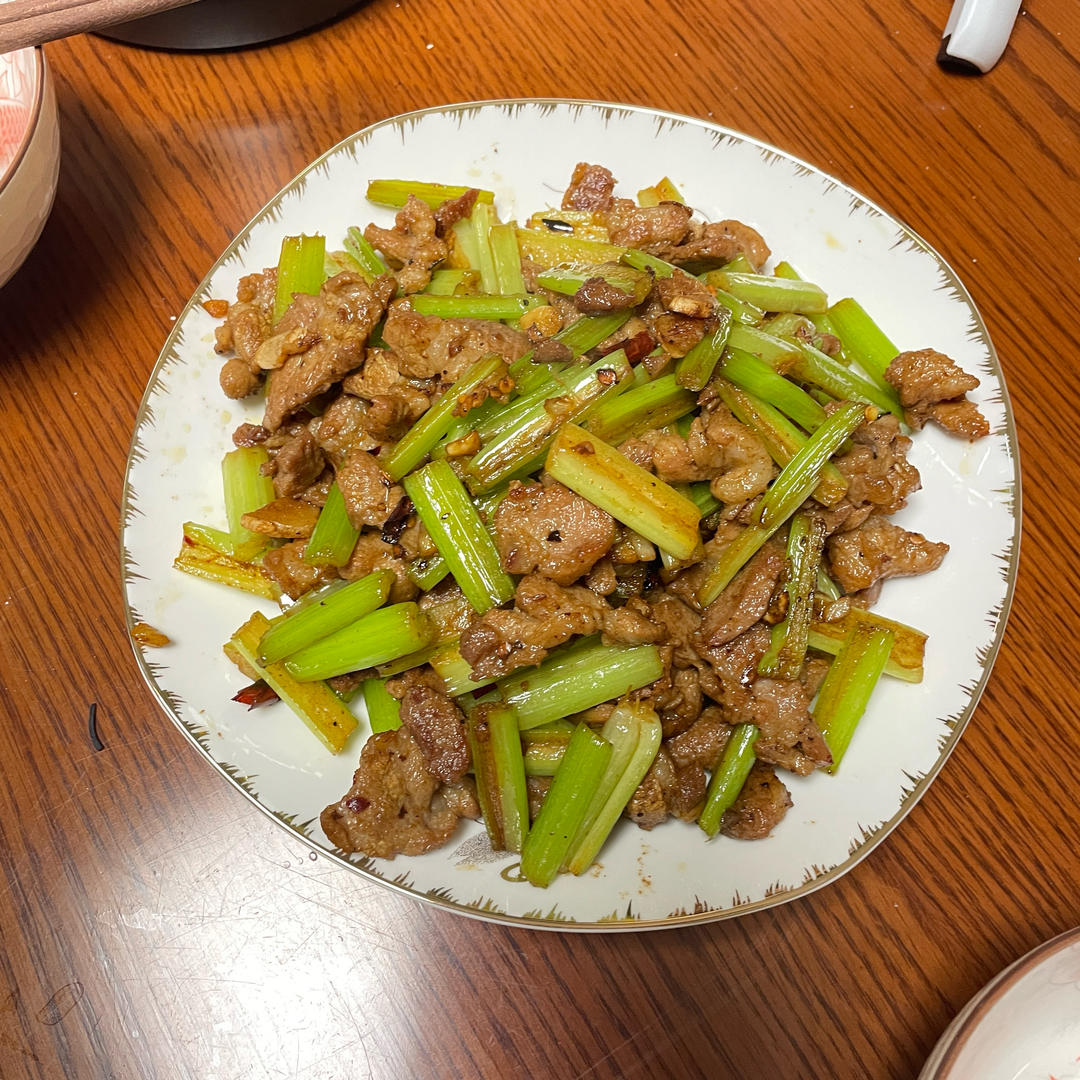 下饭神器又来了，试试这道芹菜炒牛肉！！