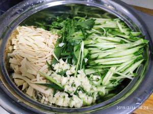 黄瓜丝拌干豆腐丝 东北凉菜的做法 步骤1