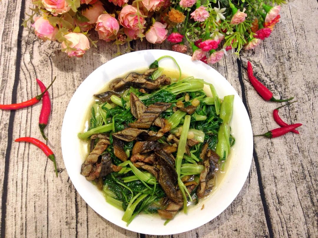空心菜炒鳝鱼
空心菜鳝鱼饭的做法