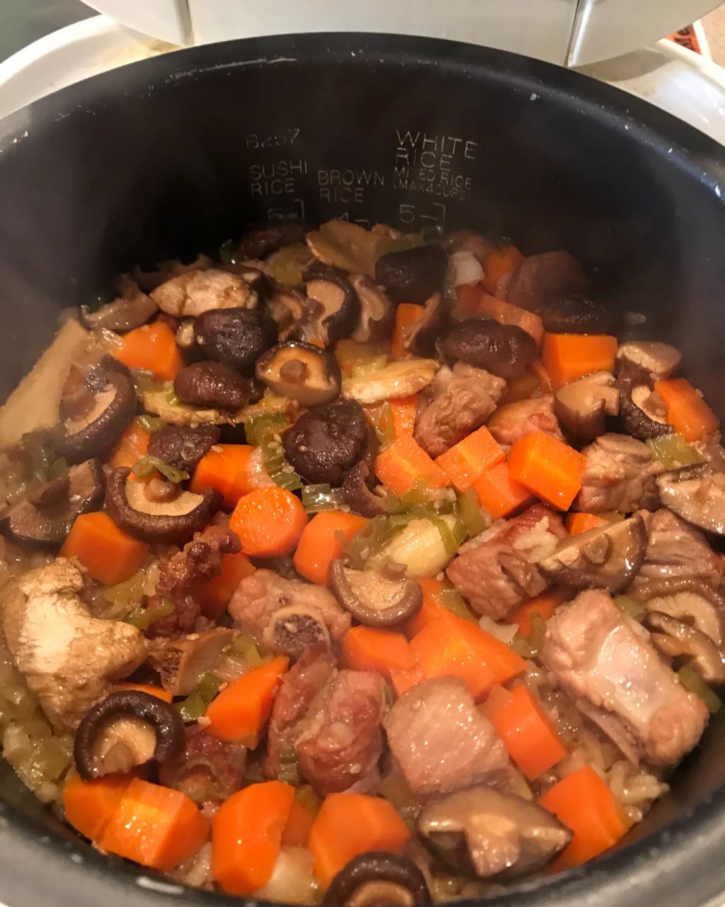 喷香排骨焖饭（爆好吃）