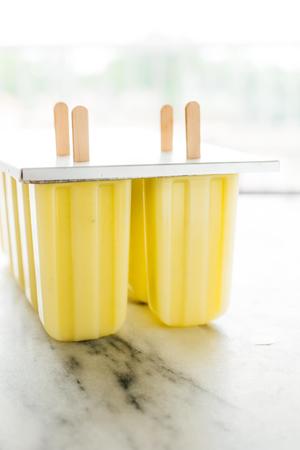 薄荷菠萝冰棍（Pineapple-mint Popsicle）的做法 步骤2