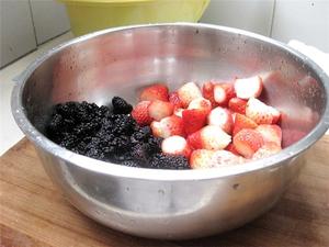 桑葚草莓混合果酱的做法 步骤1
