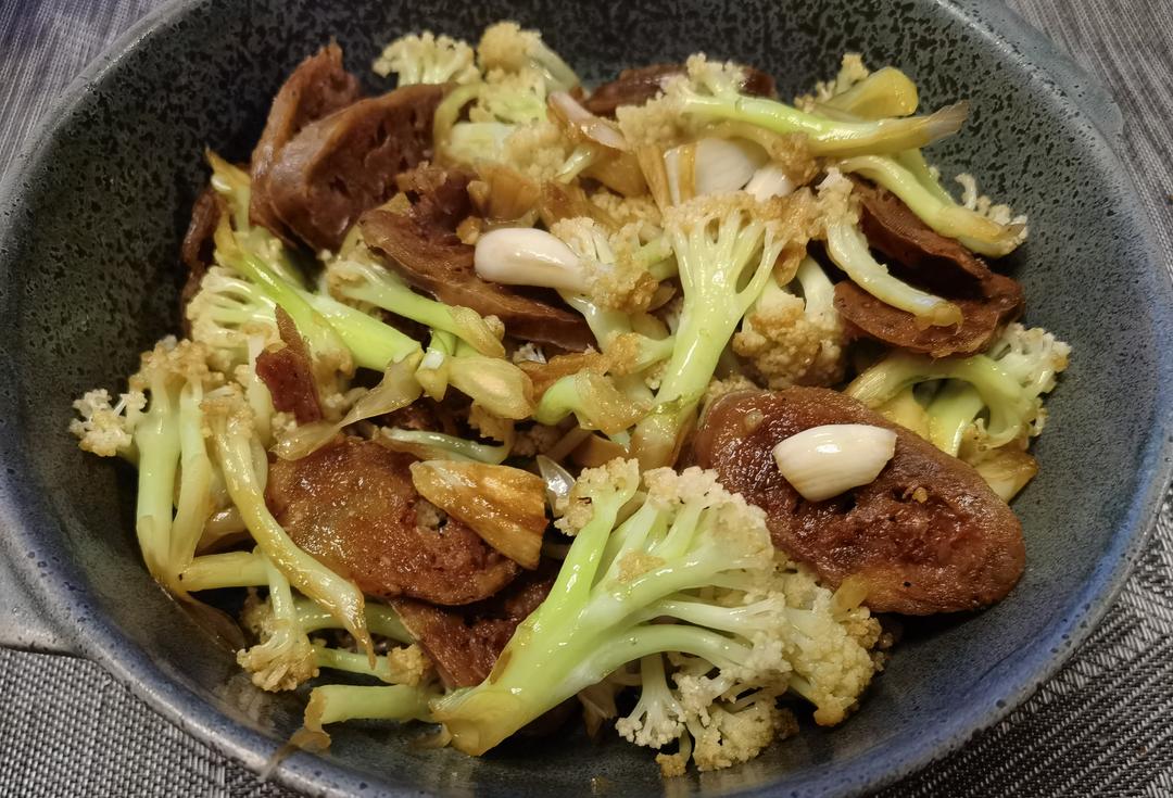 手撕菜花炒腊肠的做法