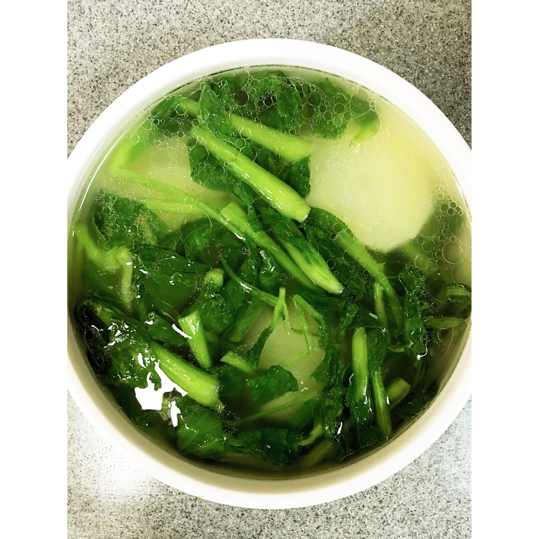 小宝咪呜做的鸡毛菜土豆汤