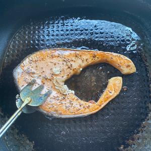 可达怡罗勒碎香煎三文鱼排的做法 步骤10